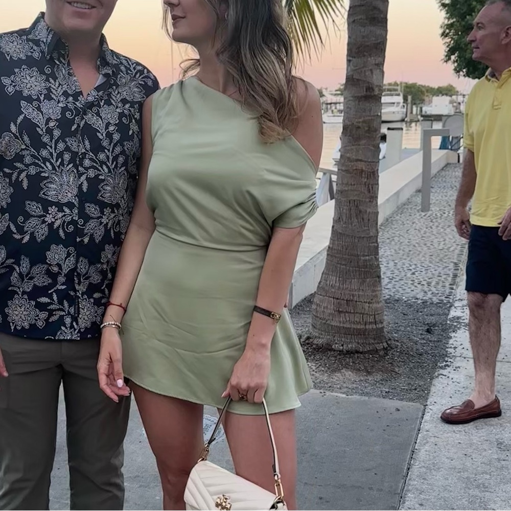 Chic Green One-Shoulder Sundress for a Night Out